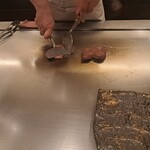 日比谷 モンシェルトントン - 鉄板で、熊本県産の和王のサーロインを焼く様子のその3です。