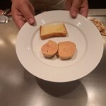 日比谷 モンシェルトントン - ハンガリー産のフォアグラと、パンです。