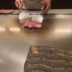 日比谷 モンシェルトントン - 鉄板で、熊本県産の和王のサーロインを焼く様子のその1です。