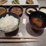 日比谷 モンシェルトントン - 魚沼産コシヒカリご飯と、お味噌汁です。