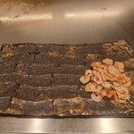 日比谷 モンシェルトントン - 鉄板で焼いたガーリックチップを、お皿に置いた様子です。