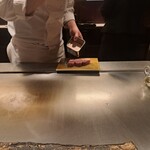 日比谷 モンシェルトントン - 熊本県産の和王のサーロインに、塩をふる様子です。