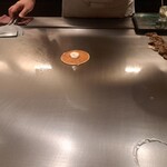 日比谷 モンシェルトントン - キャビアのじゃが芋クレープを焼いている様子・その2です。