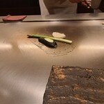 日比谷 モンシェルトントン - 茄子、玉ねぎ、アスパラガスを鉄板で焼く様子です。