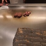 日比谷 モンシェルトントン - 鉄板で、熊本県産の和王のサーロインを焼く様子のその2です。