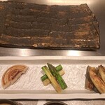 日比谷 モンシェルトントン - 鉄板で焼いた茄子、玉ねぎ、アスパラガスです。