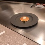 日比谷 モンシェルトントン - ピクルスをのせたお皿に、キャビアのじゃが芋クレープのうちのじゃが芋クレープと、じゃが芋ペーストをのせた様子です。