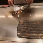 日比谷 モンシェルトントン - ガーリックチップが焼けた様子です。