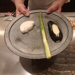 日比谷 モンシェルトントン - 鉄板焼の野菜である栃木県産の茄子、兵庫県淡路島産の玉ねぎ、アスパラガスです。