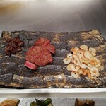 日比谷 モンシェルトントン - 熊本県産の和王のサーロインの鉄板焼と、ガーリックチップです。