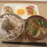 トーコーキッチン - 目玉焼き、副菜二品 豚汁、ご飯