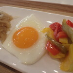 トーコーキッチン - 目玉焼き、副菜二品