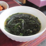 Hanabusa - ご飯と一緒に運ばれて来たスープは韓国料理なんでワカメと胡麻のスープ、ワカメたっぷりのスープです。
                      