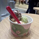 サーティワンアイスクリーム - 店内のお席も少しあります