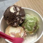 サーティワンアイスクリーム - 見たまま、ワールドクラスチョコレートの下にキャラメルフロマージュ、抹茶あんみつ