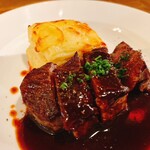ビストロ カフェ デリ ポキナ369 - 黒毛牛のサーロインステーキ　じゃがいもグラタン添え