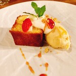 ビストロ カフェ デリ ポキナ369 - 伊予柑のパウンドケーキと自家製バニラアイス　生クリーム添え