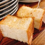 ビストロ カフェ デリ ポキナ369 - 自家製フォカッチャ