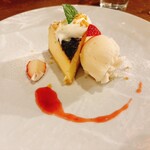 ビストロ カフェ デリ ポキナ369 - チーズケーキと白桃ジェラート