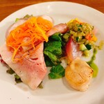 ビストロ カフェ デリ ポキナ369 - オードブル盛り合わせ　メジロのカルパッチョ、ホタテ、自家製ハム