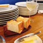 ビストロ カフェ デリ ポキナ369 - 自家製フォカッチャとバターとオーガニック白ワイン