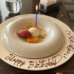 レストラン シンフォニー - 誕生日プレート。気の利いたメッセージが入れられず(笑)