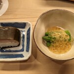 割烹　梅津 - 突き出し　鯖寿司とアスパラ