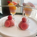 レストラン シンフォニー - 可愛いけど位置的に上手く撮れない( ᐪ꒳​ᐪ )‬ “究極のいちご”と愛媛県産甘夏のパンナコッタが美味しかった(,,•﹏•,,)なんてこった／(^o^)＼