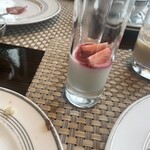 レストラン シンフォニー - いちごの杏仁豆腐。固めです。