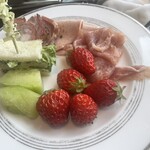 レストラン シンフォニー - みやぎサーモンのリエットとワカモレのサンド
      ウィッチ。(ﾟдﾟ)ｳﾏｰ
      ハモンセラーノ……生ハムメロンやってみたら甘さ控えめのメロンにハムの塩気が合います！フルーツはやっぱりいちごメイン(笑)