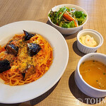 289238374 - デイリーランチのメインプレートと、サラダ、スープ、小鉢。