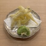 すし処 睦月 - 白魚と空豆の天ぷら