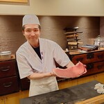 289239759 - 以下写真掲載許可済。若大将がこの日入荷の長崎産「まぐろ」をさばいていました。