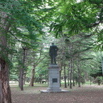 レストラン・モリエール - 円山公園の中に佇む岩村通俊之像（初代北海道庁長官）