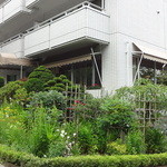 レストラン・モリエール - お店の前には木々が