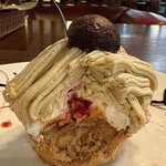 レストラン ペニーレイン - ベースは芳ばしいタルト。中にはラズベリージャムが入っています。