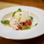 ピッツェリア レオーネ - 苺と水牛モッツァレラのカプレーゼ