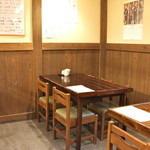 金の豚 おか田 - テーブル席