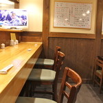 金の豚 おか田 - カウンター席