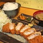 金の豚 おか田 - キャベツ山盛り！