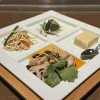 MASA'S KITCHEN 名古屋JRゲートタワー - 前菜４種盛り(さわらのお刺身、おし豆腐と野菜の和えもの、四川風よだれ鶏、ホワイトアスパラガスの豆腐)