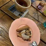 エジプト塩食堂 - ピラミッドクッキーアイスサンド 500円、一心園 ほうじ茶 650円（いずれも税込）