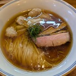 Ramen FeeL - 表面にうっすらとラード？のような脂が浮いてます。