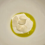 カンテサンス - ヤギの乳のババロア、マカダミアナッツ、オリーブオイル