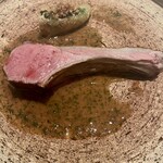 カンテサンス - 南仏産仔羊ロースト、ハーブと山椒のソース、鷹峯唐辛子のフリッター