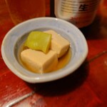 宗平 - お通し350円、高野豆腐とモロッコインゲンの煮物
