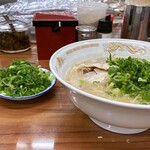 豚骨ラー麺 ごん太 - ラーメン大盛り➕追いネギ　奥には高菜と紅生姜、