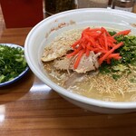 豚骨ラー麺 ごん太 - 胡麻と紅生姜を投入、後は追いネギを、、