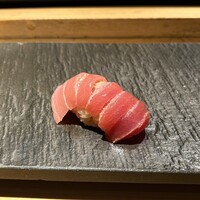 SUSHI TOKYO TEN、 新宿ニュウマン店 - 中トロ握り