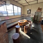 和食処 山女魚 - 囲炉裏とウエイティングシート
